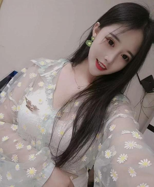 白云清秀美女