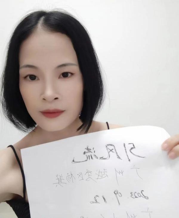 苗条高挑小红帽