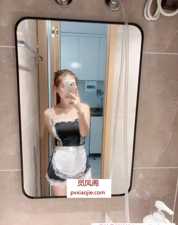 粉嫩美乳白虎妹