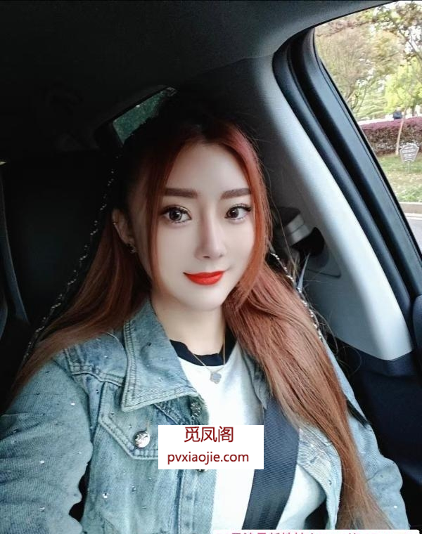 高挑迷人的小姐姐