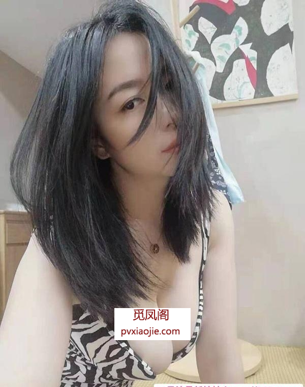 丰满高挑小少妇