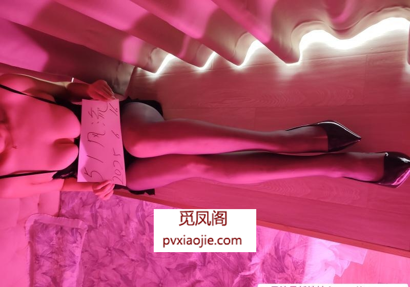 黑丝大长腿肥臀骚妇