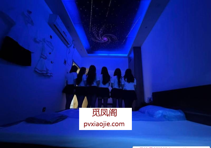 清涩8位小姐姐在店