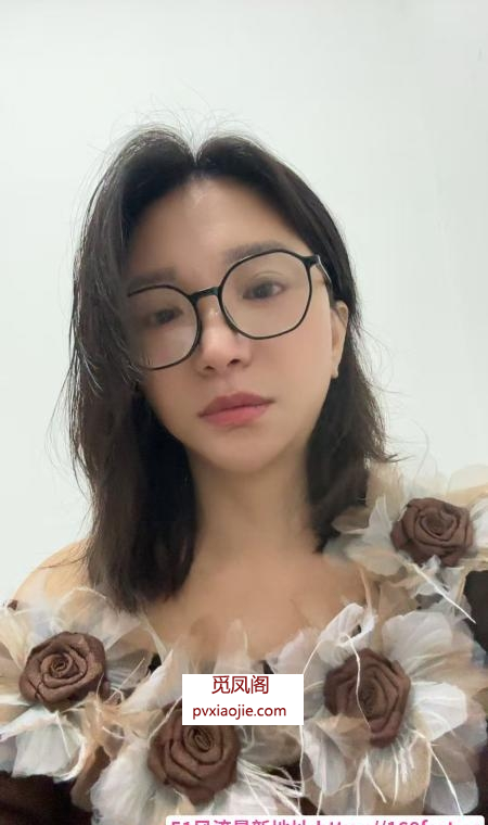 上城眼镜少妇小画