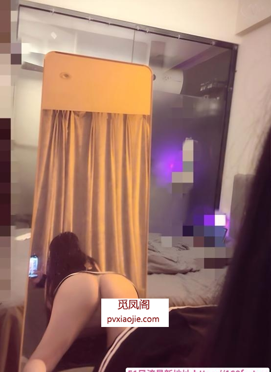 前凸后翘嫩妹珊珊