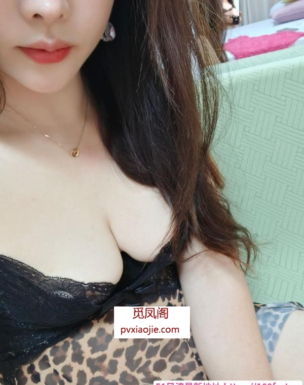 丰满舌吻安妮娜