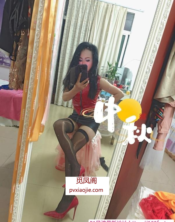 制服诱惑小骚妇