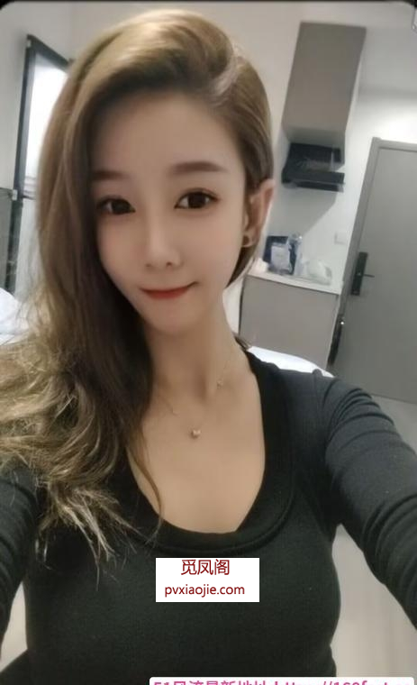 反差感很大美女
