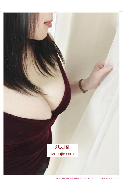 电视塔性感巨乳少妇