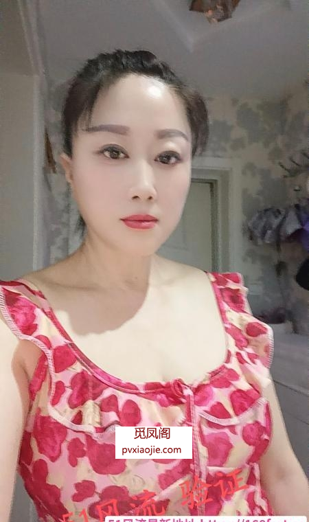 电视塔性感巨乳少妇