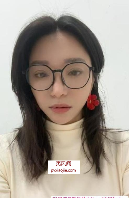 上城戴眼镜的骚妇