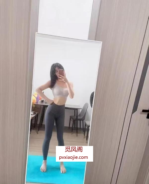 一字马瑜伽妹子