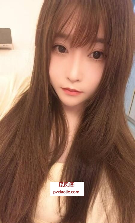 白嫩酥胸长腿御姐