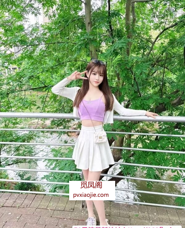 白嫩酥胸长腿御姐