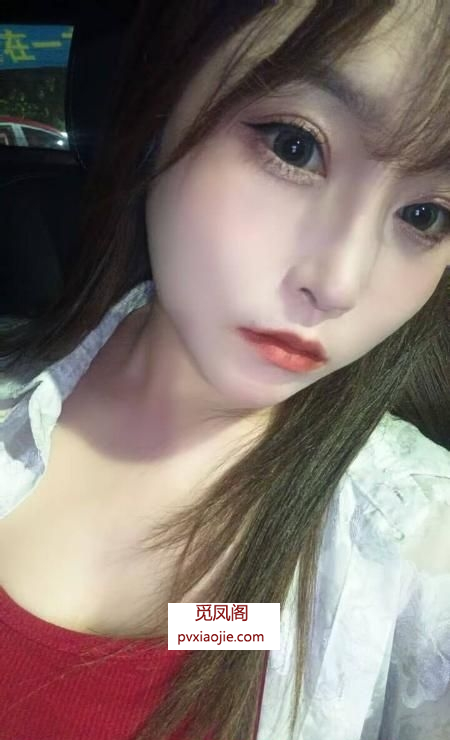 白嫩酥胸长腿御姐