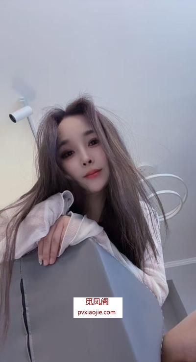 可舌吻骨感美女