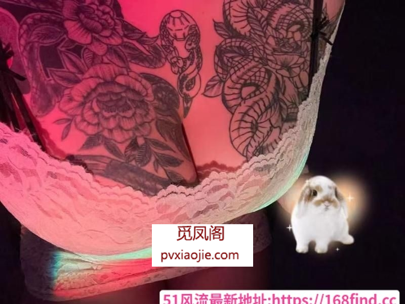 花奶纹身坦克小妹
